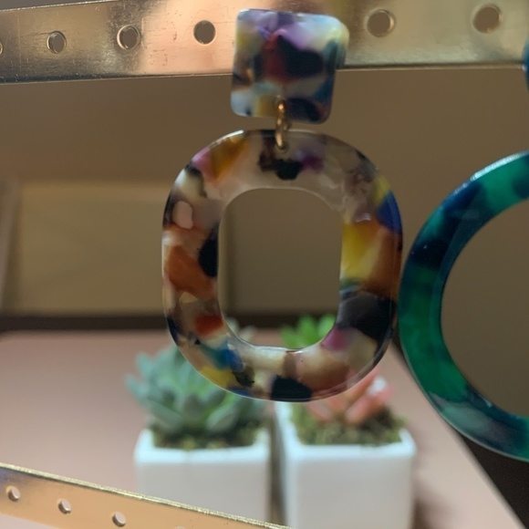 SALE💚 any 3 for $18 💚
 Tortoise Acrylic Statement Earrings Dangle - Picture 2 of 4